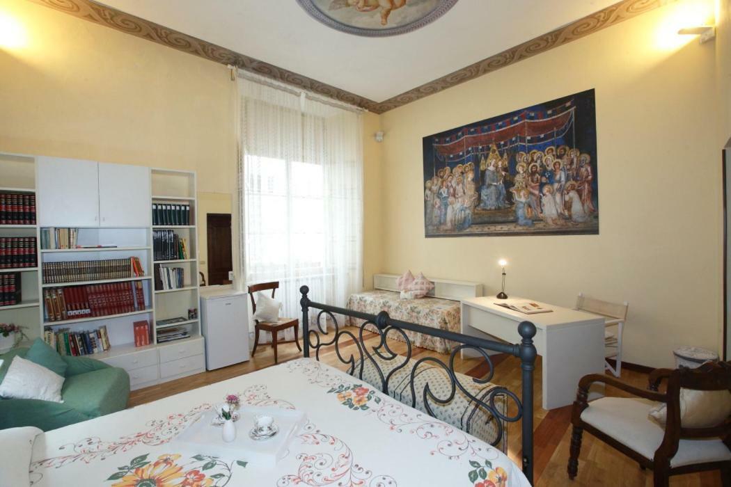 Bed and Breakfast Residenza D'Epoca Montanini Сиена Экстерьер фото