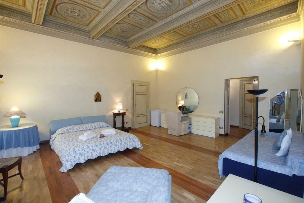 Bed and Breakfast Residenza D'Epoca Montanini Сиена Экстерьер фото