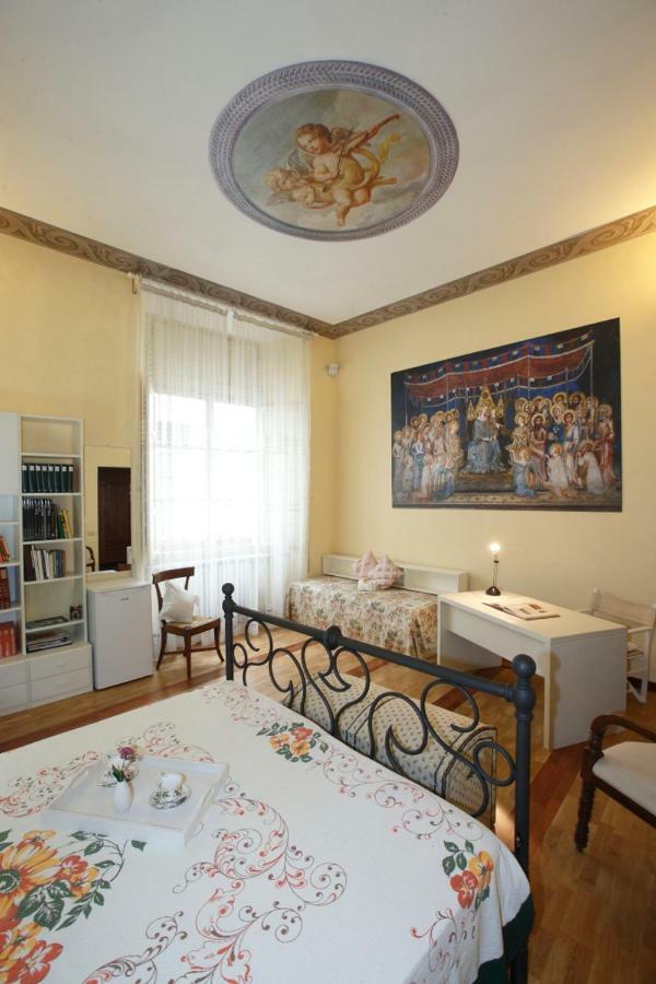 Bed and Breakfast Residenza D'Epoca Montanini Сиена Экстерьер фото